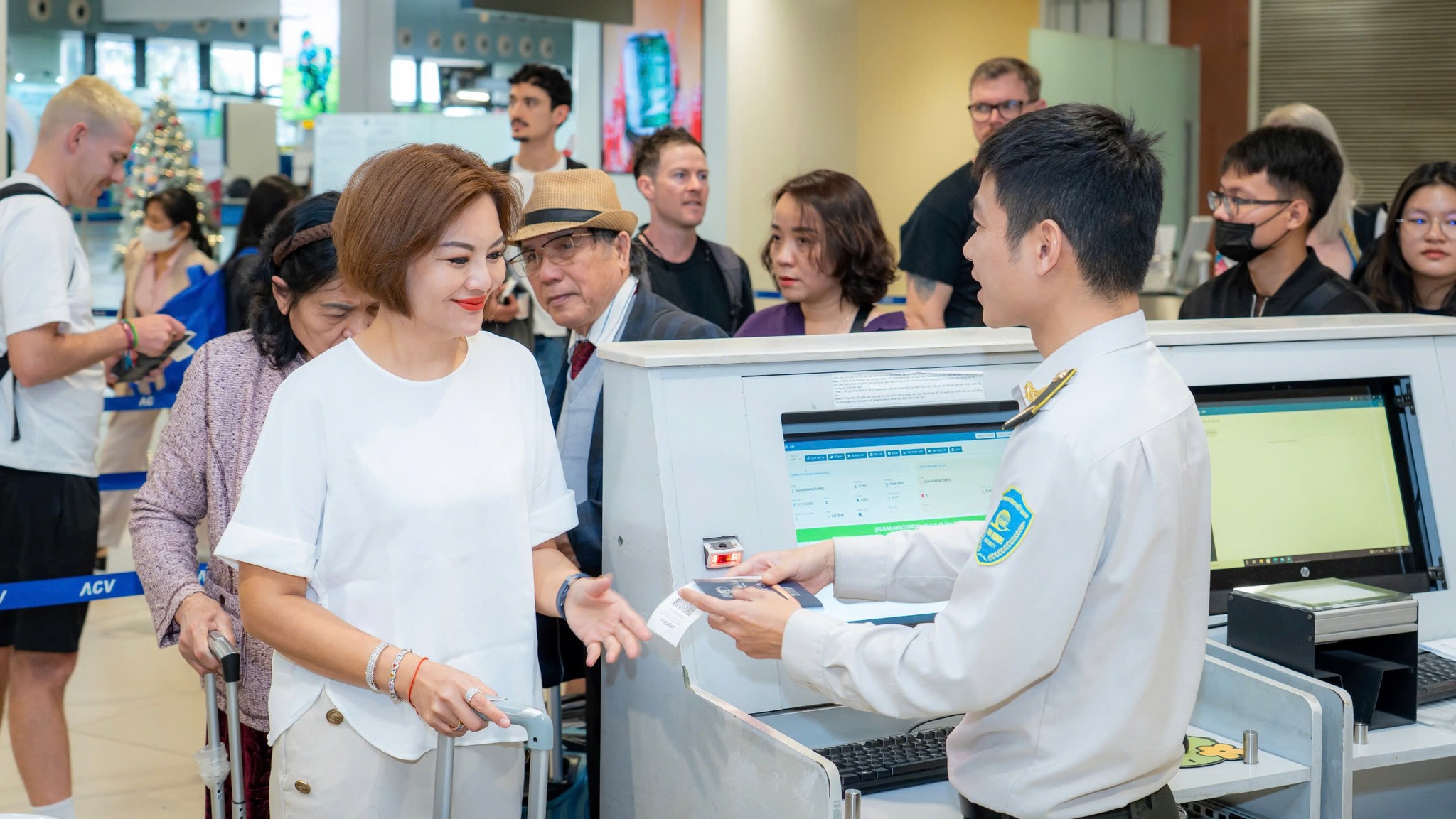 Sân bay Nội Bài đón hơn 110 . 000 Khách cuối năm , thúc đẩy kinh tế du lịch - Ảnh 5.