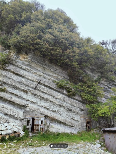 Mở cánh cửa gỗ bí ẩn trên vách đá, cảnh tượng bên trong gây xôn xao- Ảnh 2.