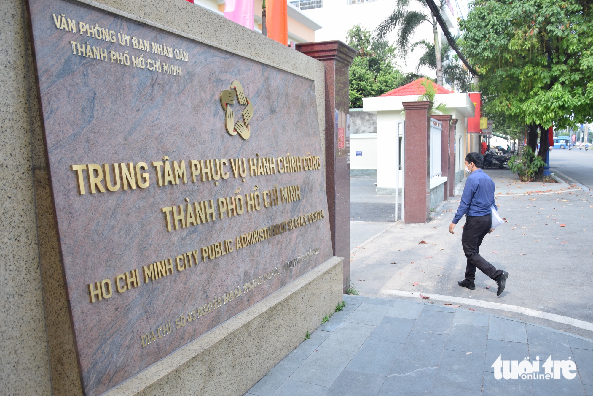 Đi làm thủ tục hành chính ở TP.HCM, người dân được robot bắt tay, mời ăn bánh 2 hành chính - Ảnh 2.