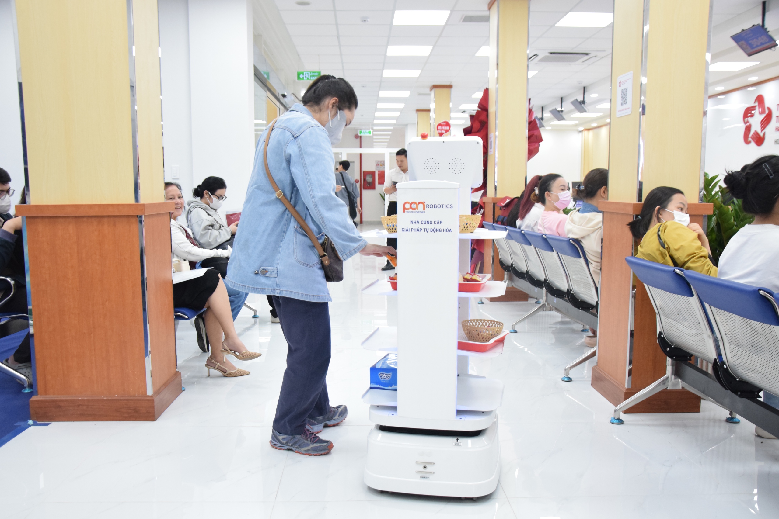 Đi làm thủ tục hành chính ở TP.HCM, người dân được robot bắt tay, mời ăn bánh 4 hành chính - Ảnh 4.