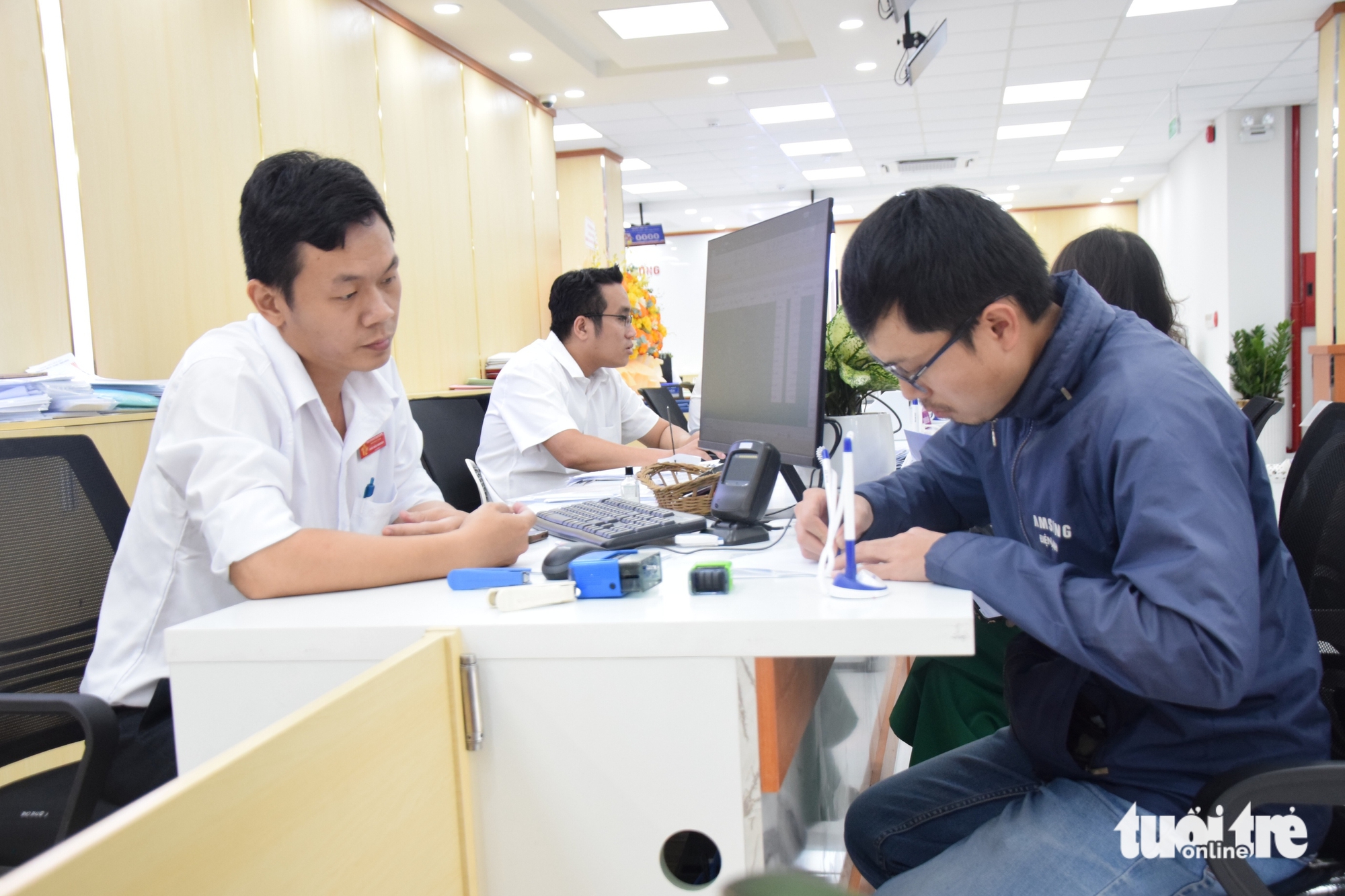 Đi làm thủ tục hành chính ở TP.HCM, người dân được robot bắt tay, mời ăn bánh 7 hành chính - Ảnh 7.