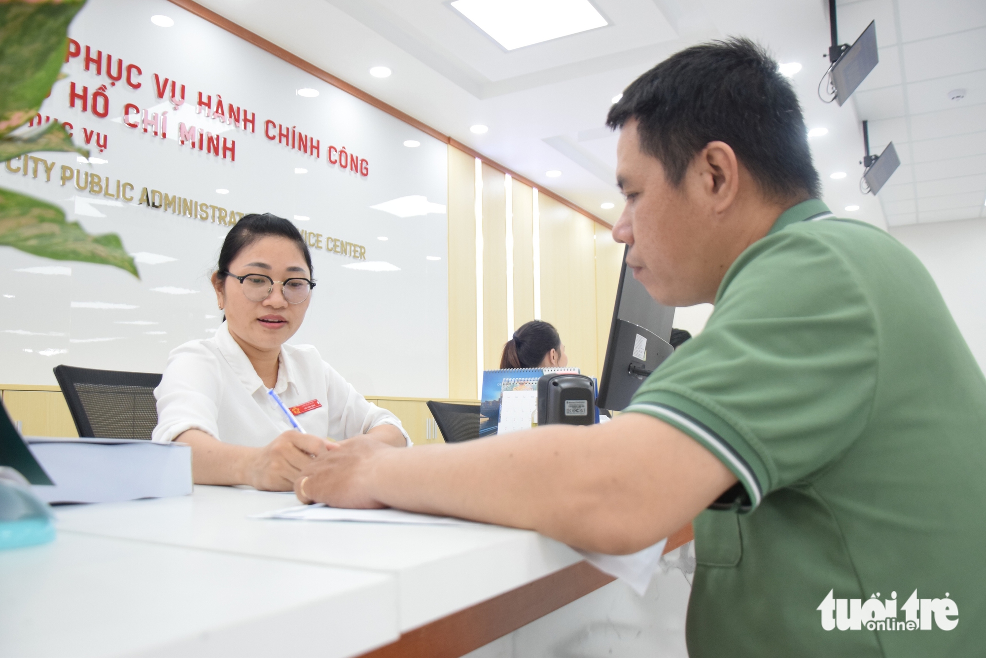 Đi làm thủ tục hành chính ở TP.HCM, người dân được robot bắt tay, mời ăn bánh 6 hành chính - Ảnh 6.