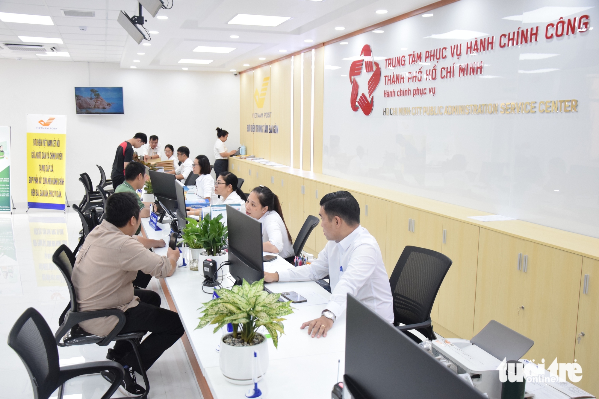 Đi làm thủ tục hành chính ở TP.HCM, người dân được robot bắt tay, mời ăn bánh 8 hành chính - Ảnh 8.