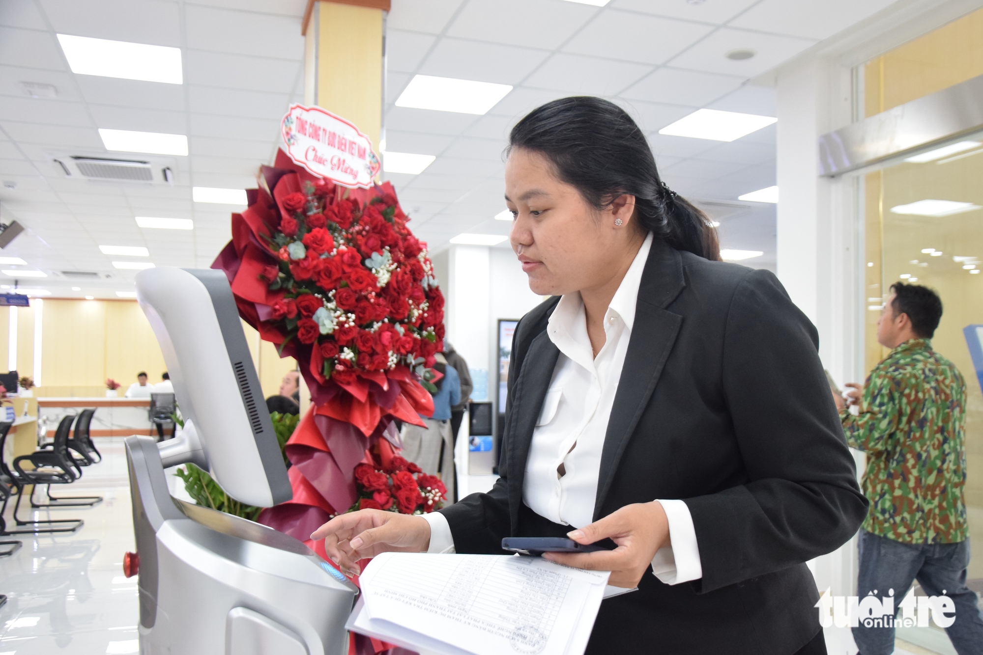 Đi làm thủ tục hành chính ở TP.HCM, người dân được robot bắt tay, mời ăn bánh 9 hành chính - Ảnh 9.