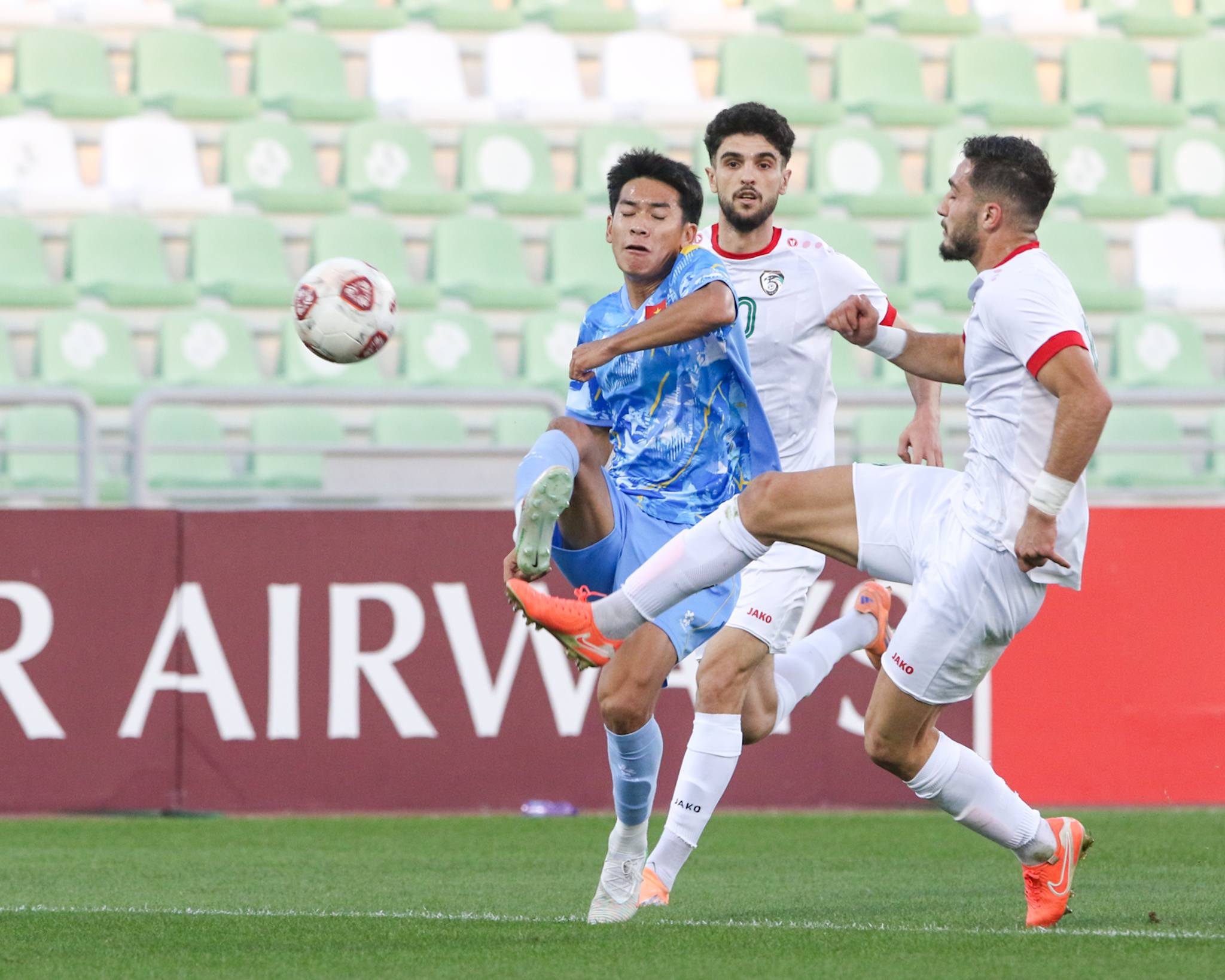 U.23 Việt Nam có thêm bài học giá trị khi thua Syria trước giải châu Á: ‘Thao trường’ đổ mồ hôi…- Ảnh 2.