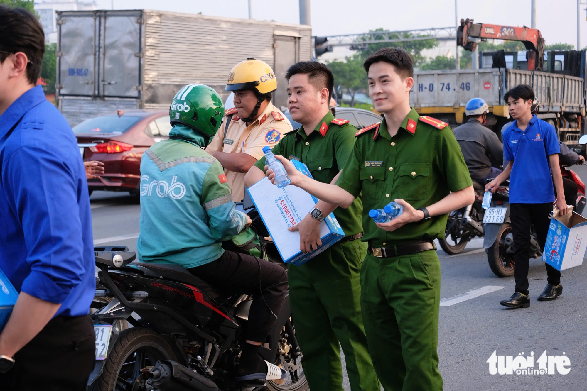 Người dân rời TP.HCM về quê nghỉ Tết dương lịch 2026, các cửa ngõ ùn ứ xe cộ - Ảnh 5.