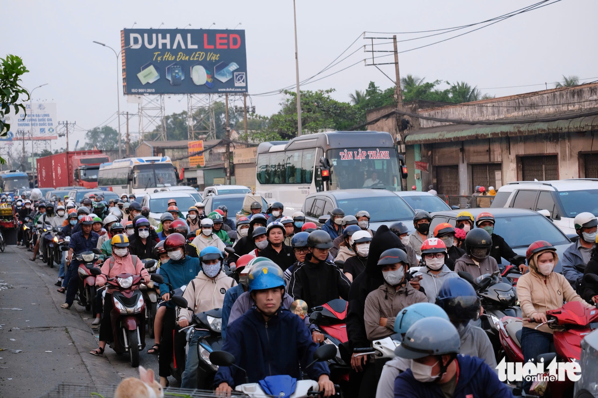 Người dân rời TP.HCM về quê nghỉ Tết dương lịch 2026, các cửa ngõ ùn ứ xe cộ - Ảnh 7.