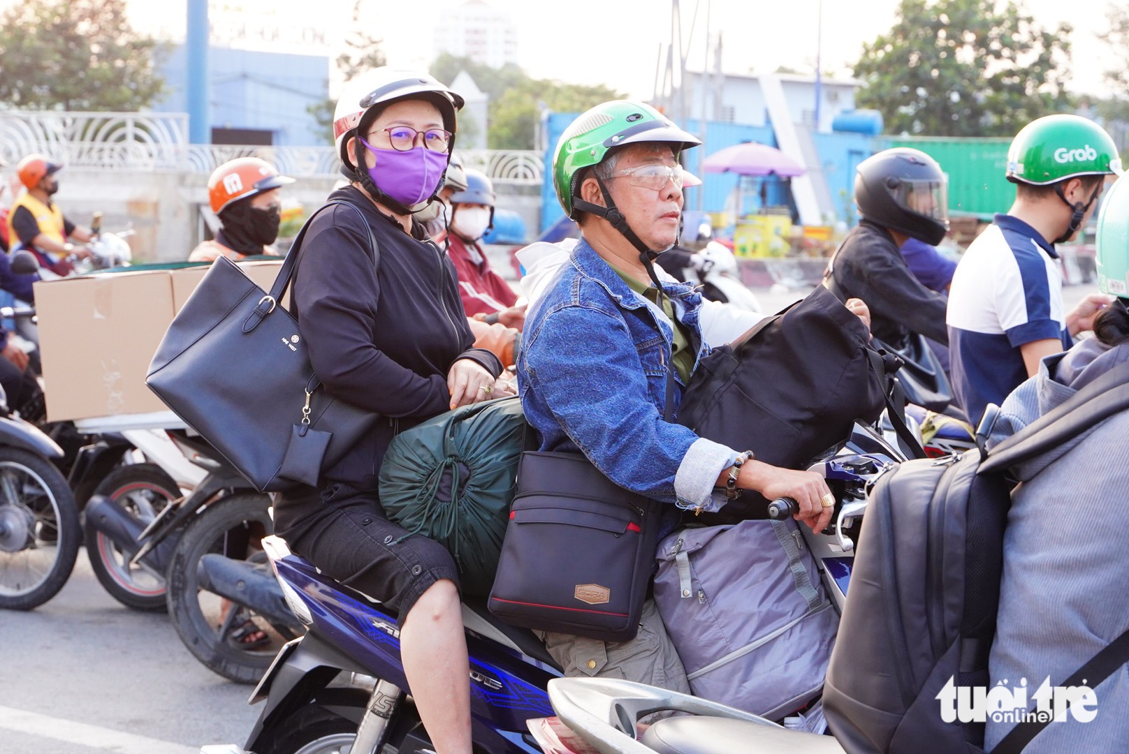 Người dân rời TP.HCM về quê nghỉ Tết dương lịch 2026, các cửa ngõ ùn ứ xe cộ - Ảnh 10.