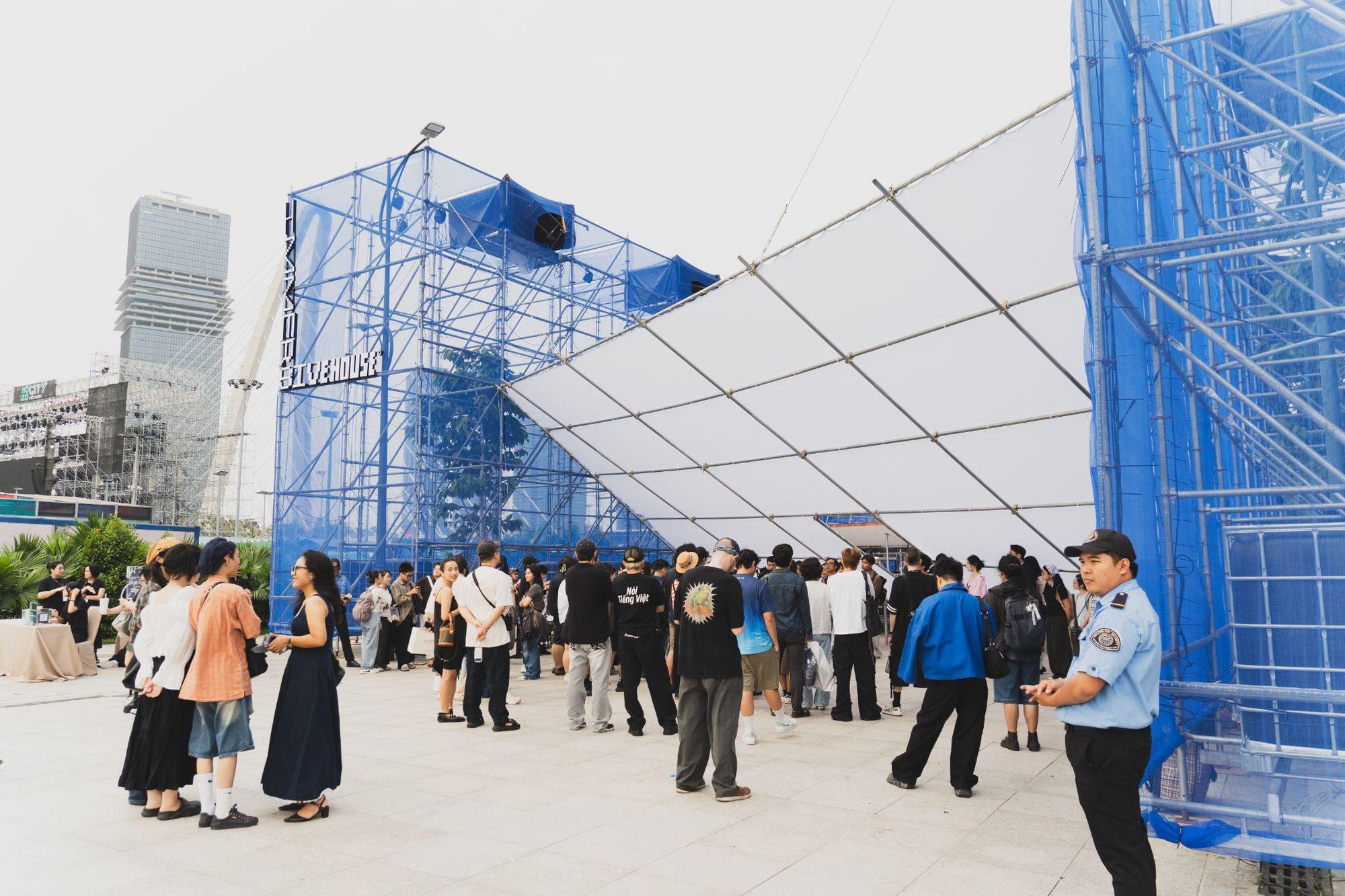 Đón Countdown kiểu “đa trải nghiệm”: Giới trẻ xếp hàng dài tại Công viên Bờ sông Sài Gòn- Ảnh 2.