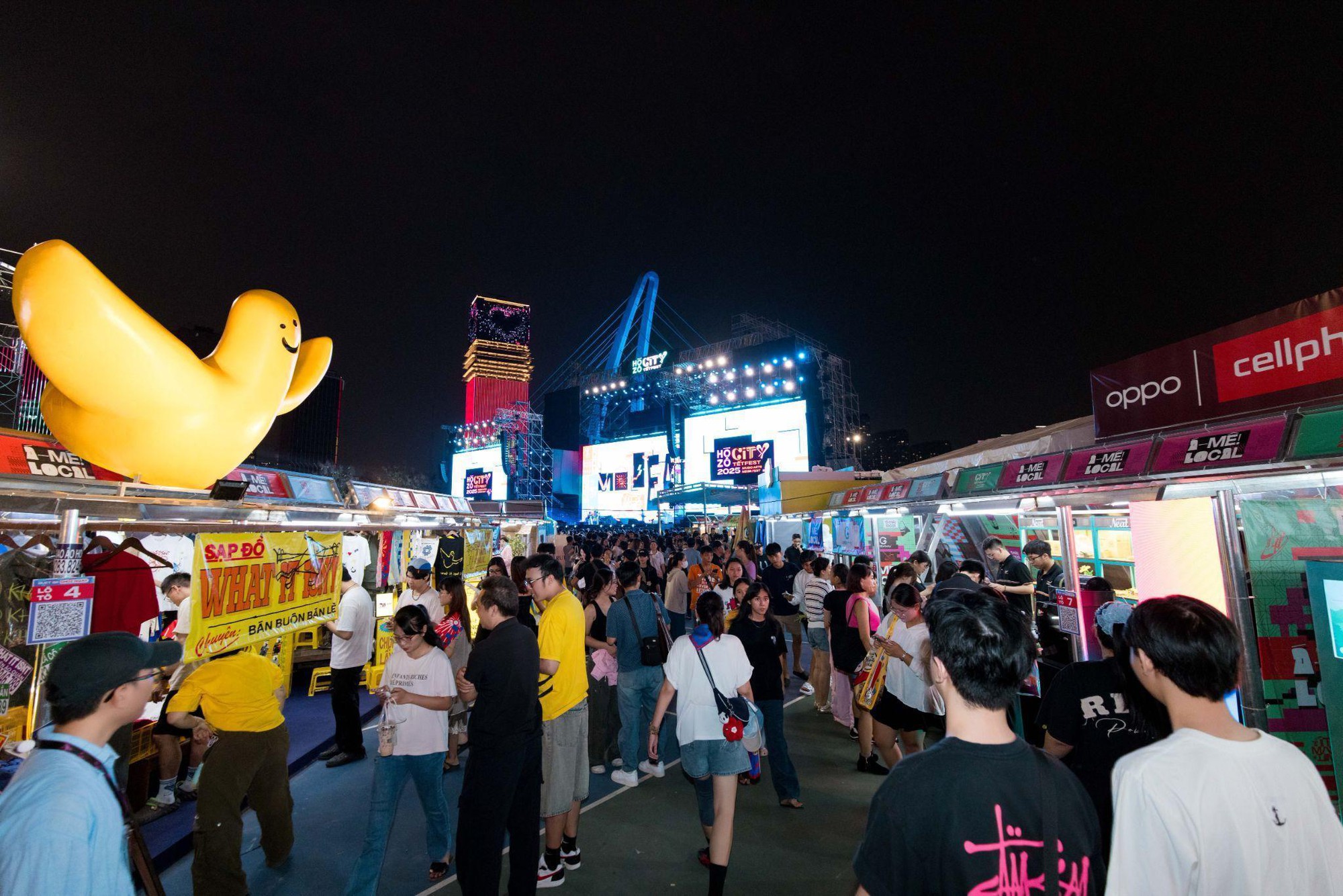 Đón Countdown kiểu “đa trải nghiệm”: Giới trẻ xếp hàng dài tại Công viên Bờ sông Sài Gòn- Ảnh 3.