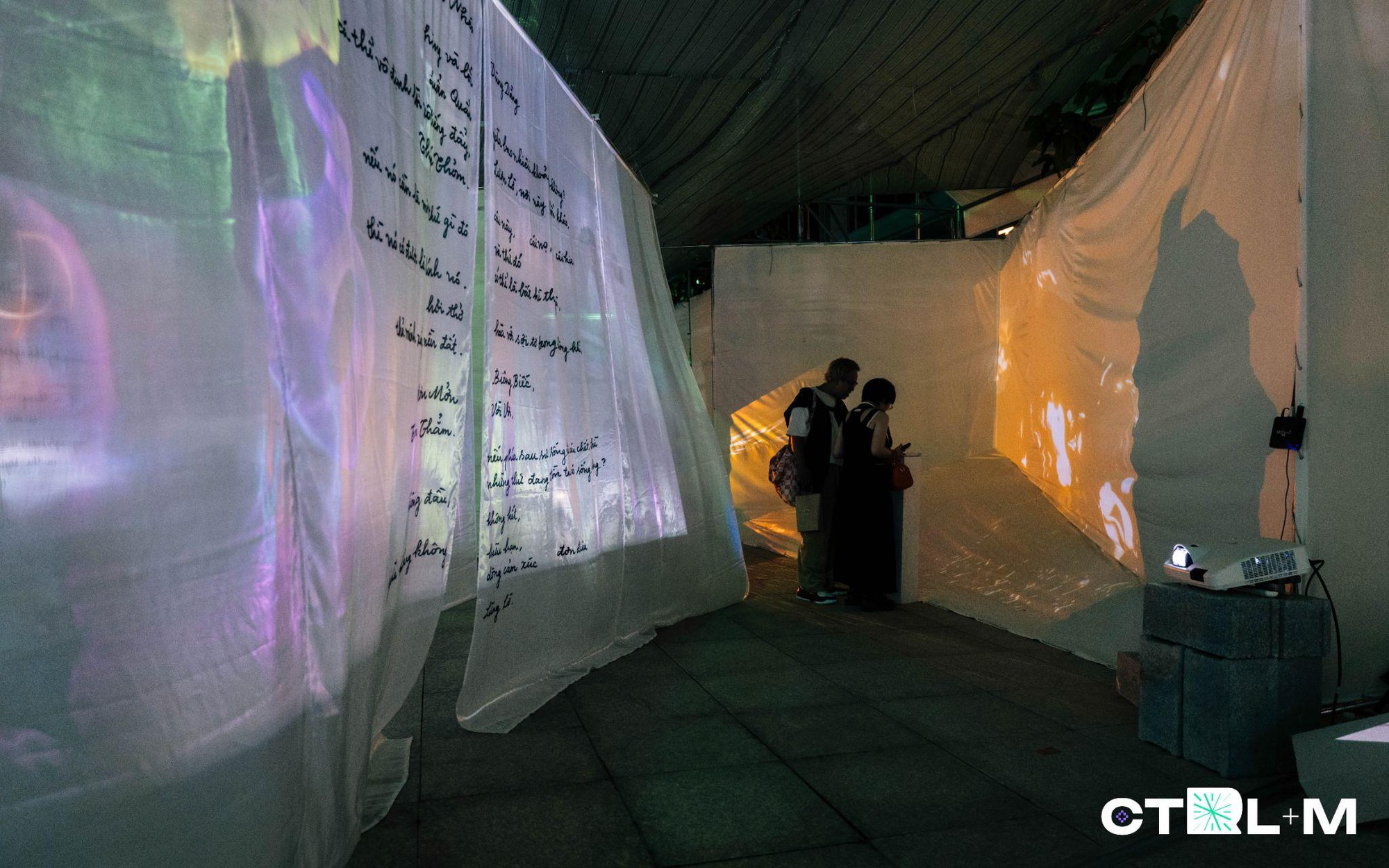 Đón Countdown kiểu “đa trải nghiệm”: Giới trẻ xếp hàng dài tại Công viên Bờ sông Sài Gòn- Ảnh 4.