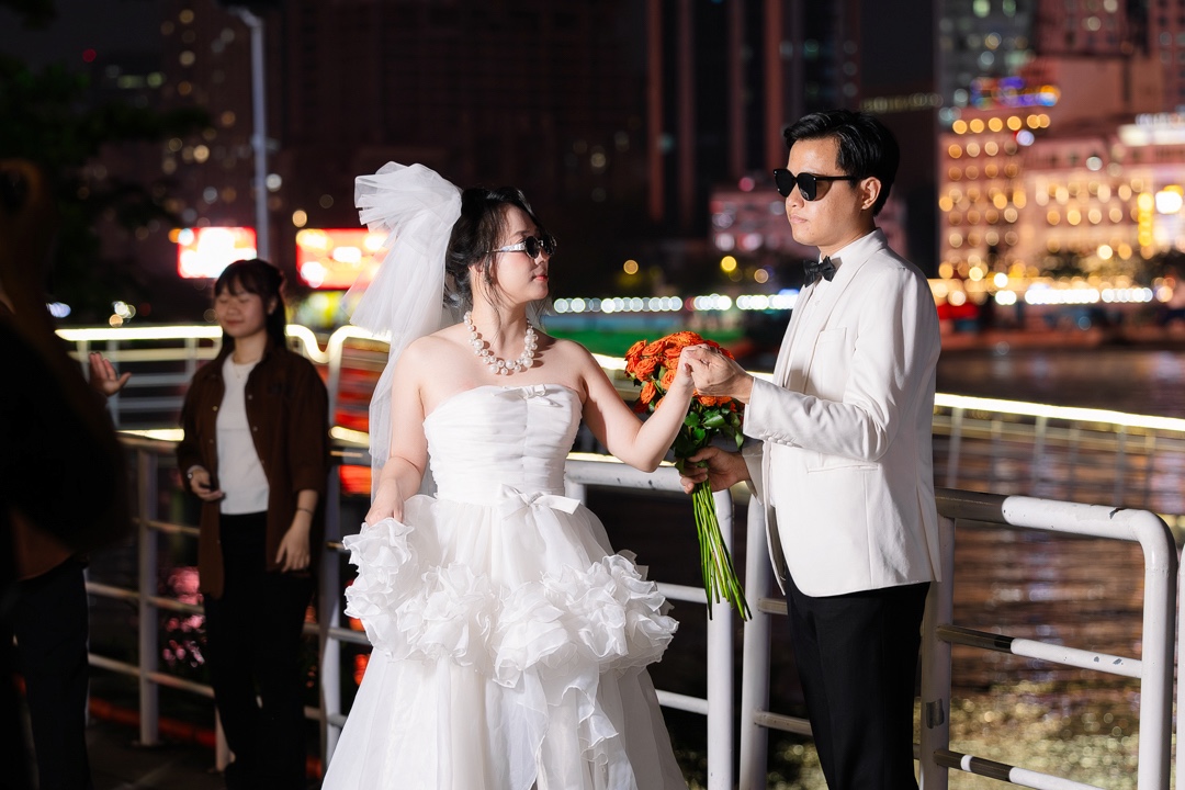 Sẵn sàng đón năm mới 2026: Người dân đổ về trung tâm, trải bạt giữ chỗ xem pháo hoa trước 9 tiếng- Ảnh 2.