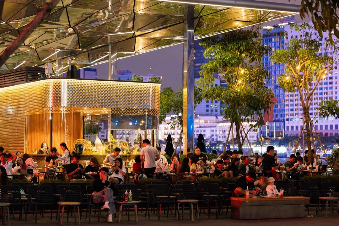 Sẵn sàng đón năm mới 2026: Người dân đổ về trung tâm, trải bạt giữ chỗ xem pháo hoa trước 9 tiếng- Ảnh 3.