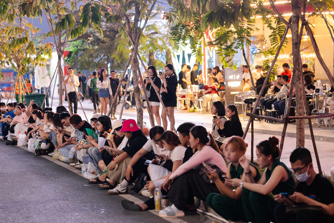 Sẵn sàng đón năm mới 2026: Người dân đổ về trung tâm, trải bạt giữ chỗ xem pháo hoa trước 9 tiếng- Ảnh 4.