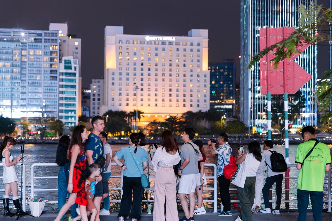 Sẵn sàng đón năm mới 2026: Người dân đổ về trung tâm, trải bạt giữ chỗ xem pháo hoa trước 9 tiếng- Ảnh 6.