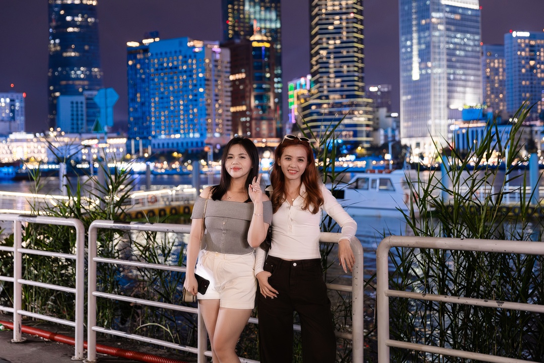 Sẵn sàng đón năm mới 2026: Người dân đổ về trung tâm, trải bạt giữ chỗ xem pháo hoa trước 9 tiếng- Ảnh 7.