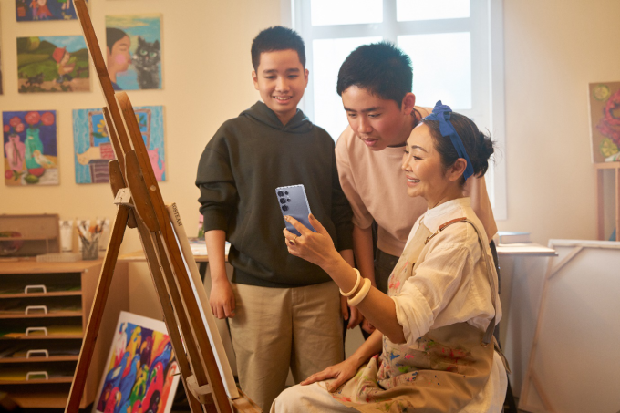 Lớp học nghệ thuật cho trẻ tự kỷ dùng AI để trực quan hóa các mô tả. Ảnh: Samsung