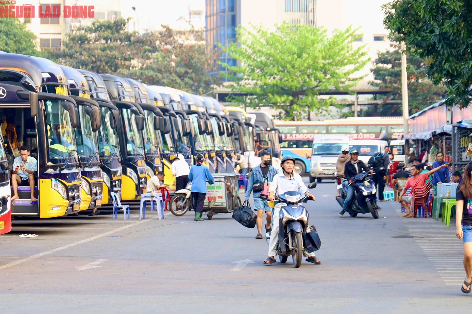 Dòng người ùn ùn rời TPHCM trước Tết Dương lịch - Ảnh 2.