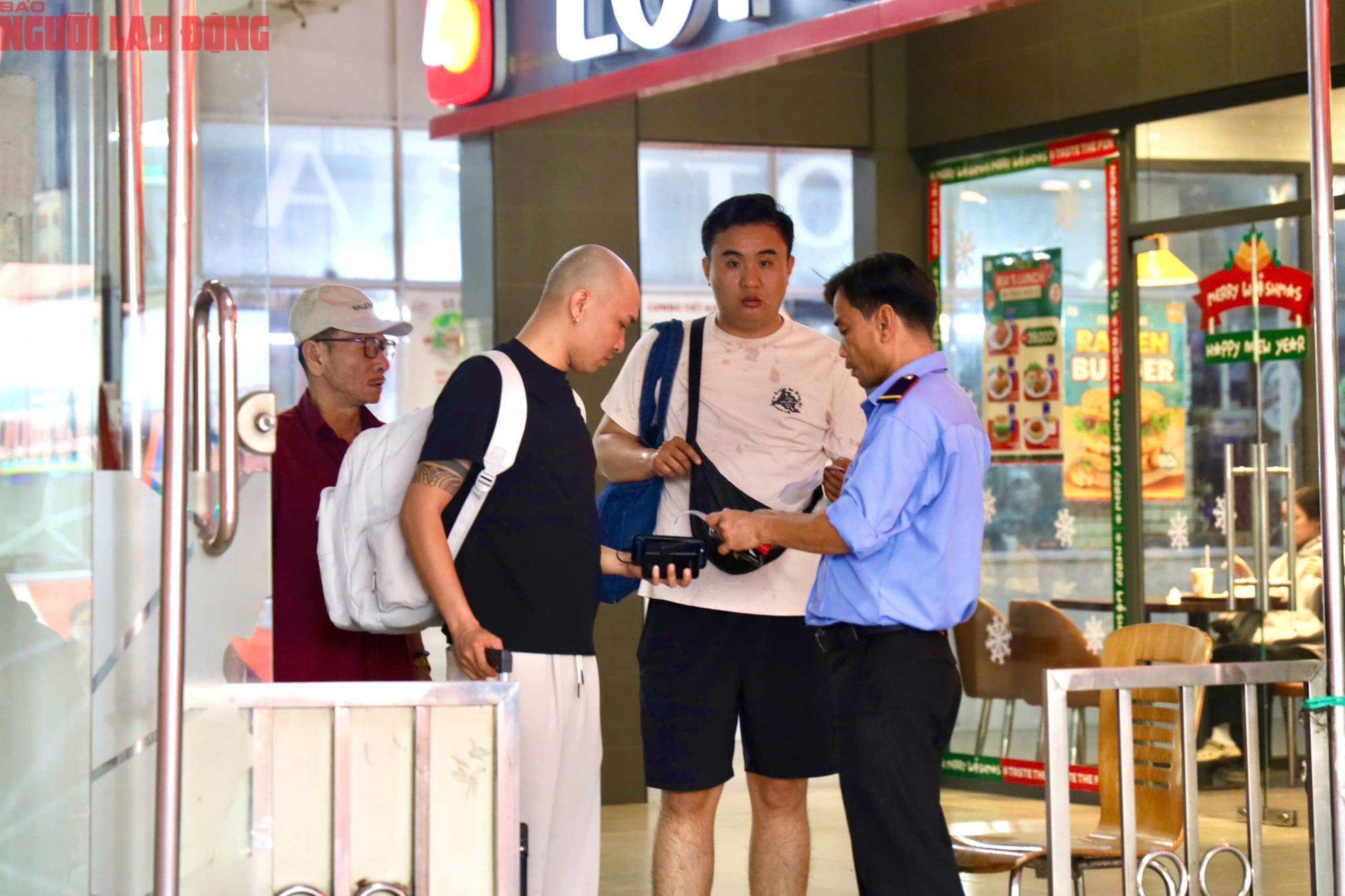 Dòng người ùn ùn rời TPHCM trước Tết Dương lịch - Ảnh 3.