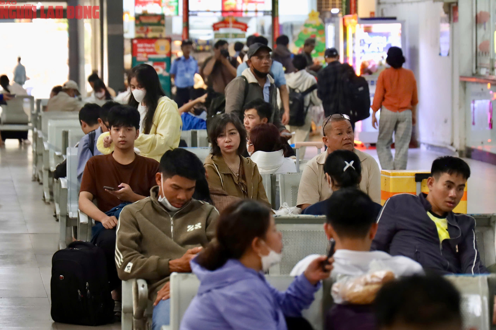 Dòng người ùn ùn rời TPHCM trước Tết Dương lịch - Ảnh 4.