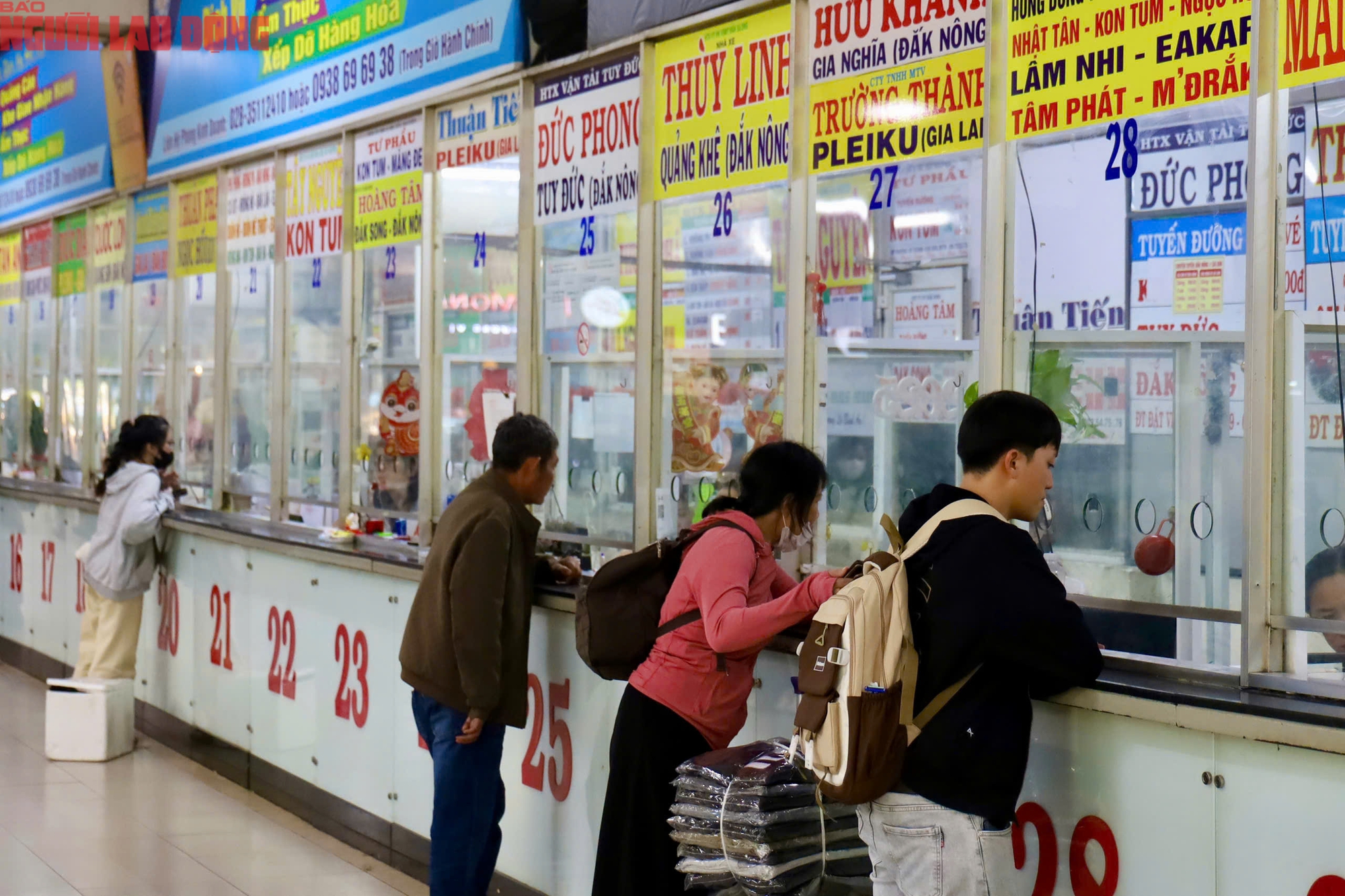 Dòng người ùn ùn rời TPHCM trước Tết Dương lịch - Ảnh 5.