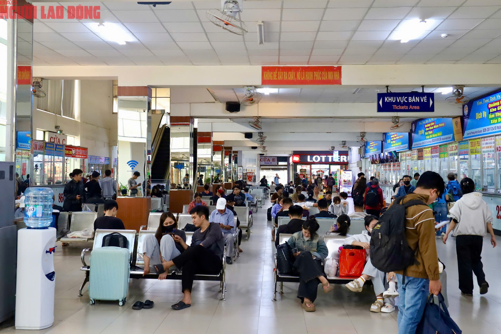 Dòng người ùn ùn rời TPHCM trước Tết Dương lịch - Ảnh 6.