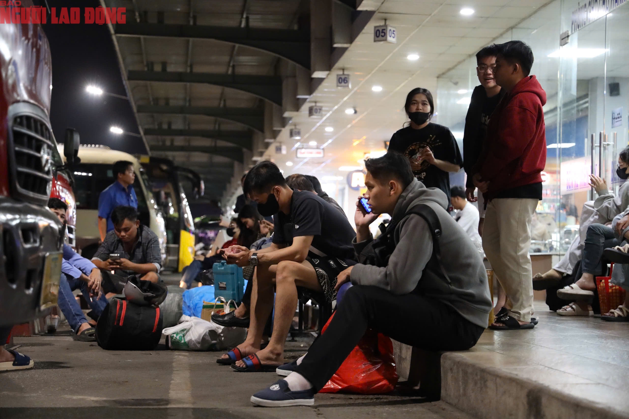 Dòng người ùn ùn rời TPHCM trước Tết Dương lịch - Ảnh 7.