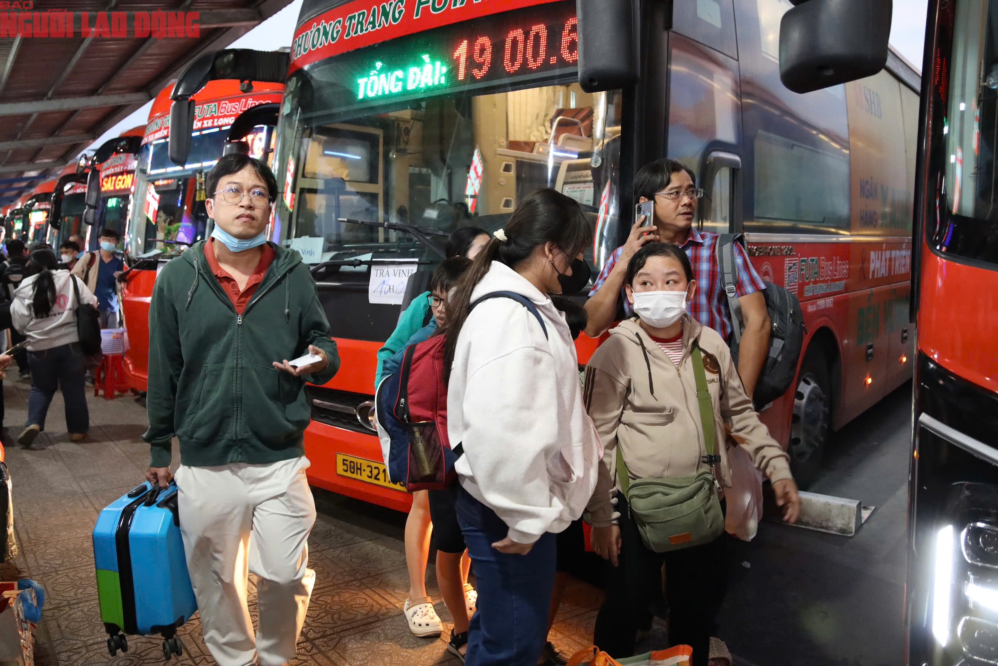 Dòng người ùn ùn rời TPHCM trước Tết Dương lịch - Ảnh 8.