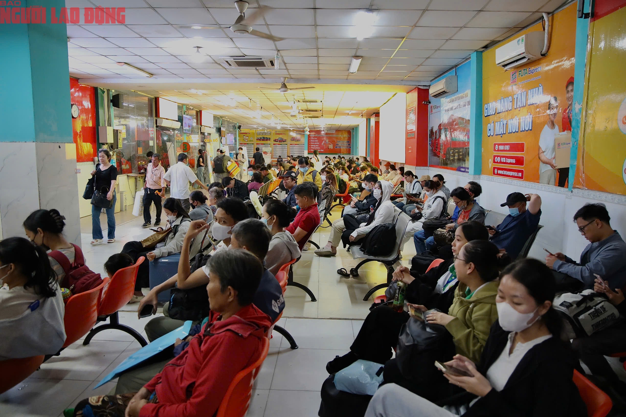 Dòng người ùn ùn rời TPHCM trước Tết Dương lịch - Ảnh 9.