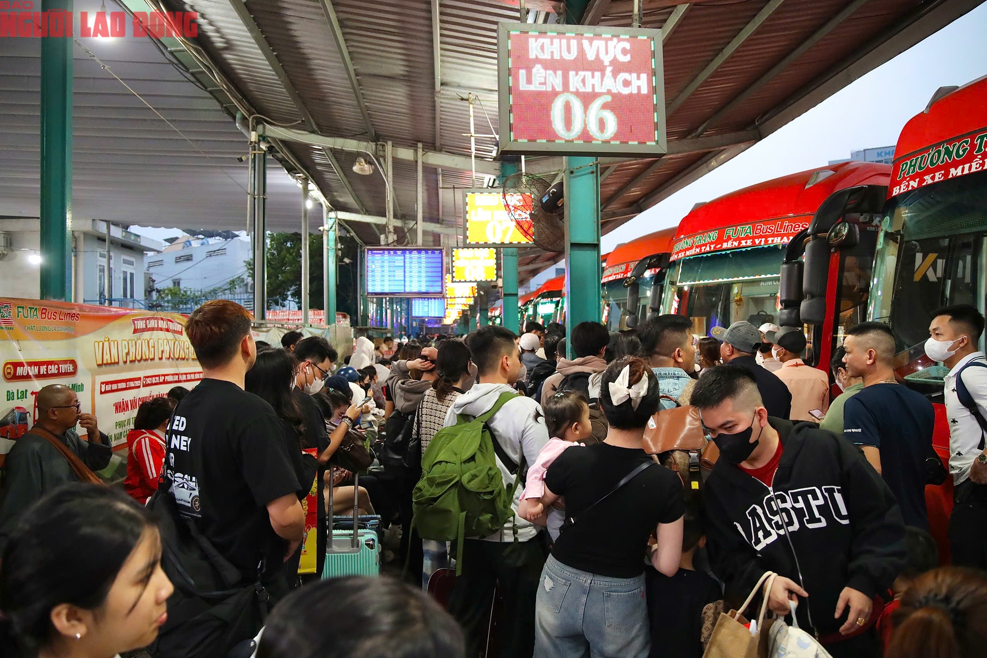 Dòng người ùn ùn rời TPHCM trước Tết Dương lịch - Ảnh 10.