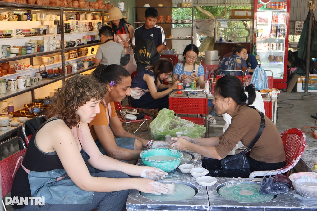 Làng gốm 500 tuổi nhận giải thưởng điểm du lịch cộng đồng tốt nhất năm 2025 - 3