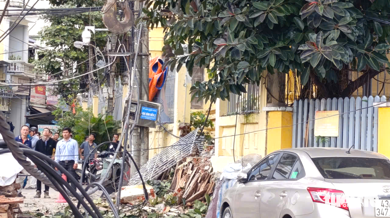 Vì sao tháp cẩu công trình cao hàng chục mét đổ xuống đường giữa trung tâm Đà Nẵng? - Ảnh 2.