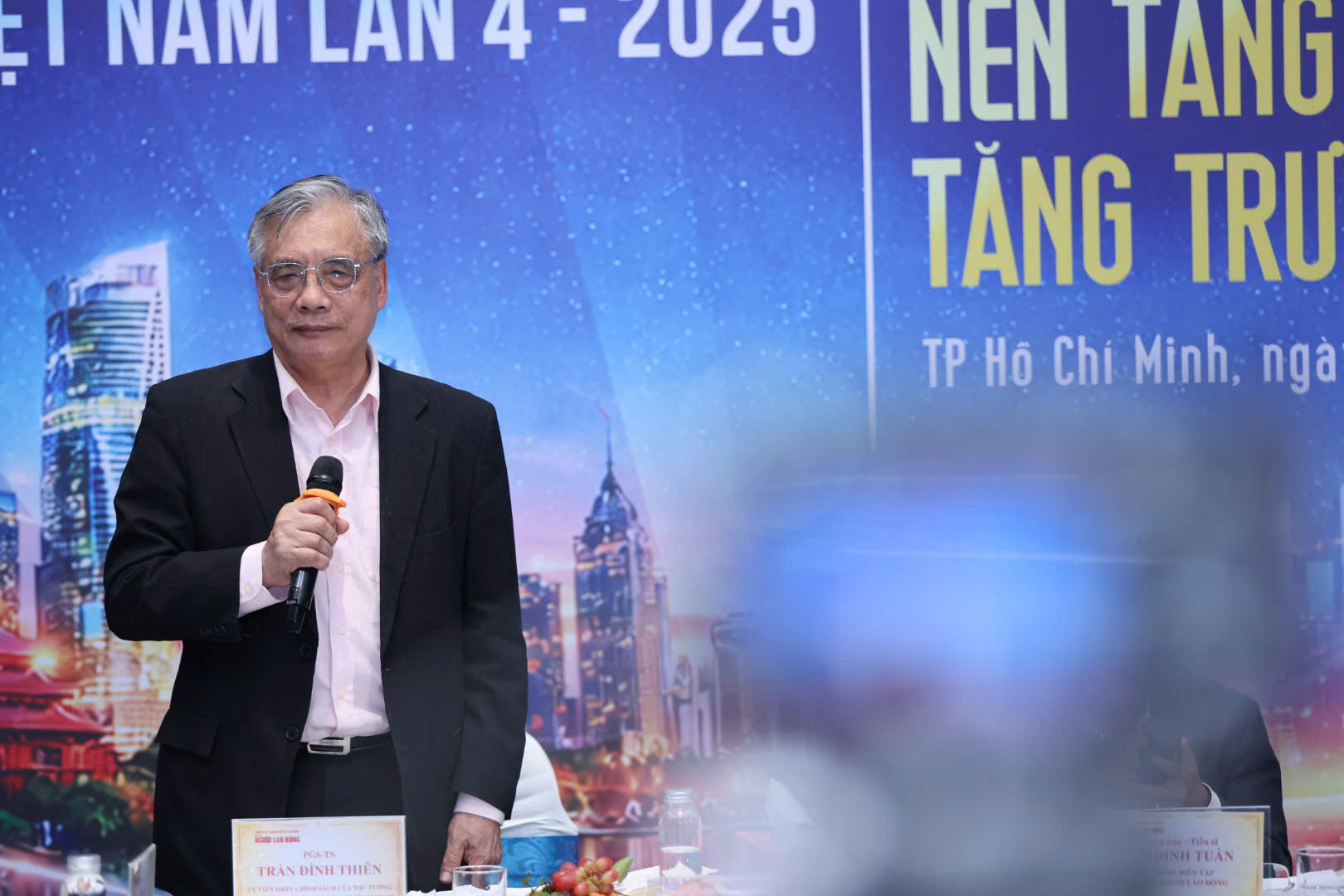 Việt Nam nên làm gì để duy trì tốc độ tăng trưởng hai con số? - Ảnh 2.