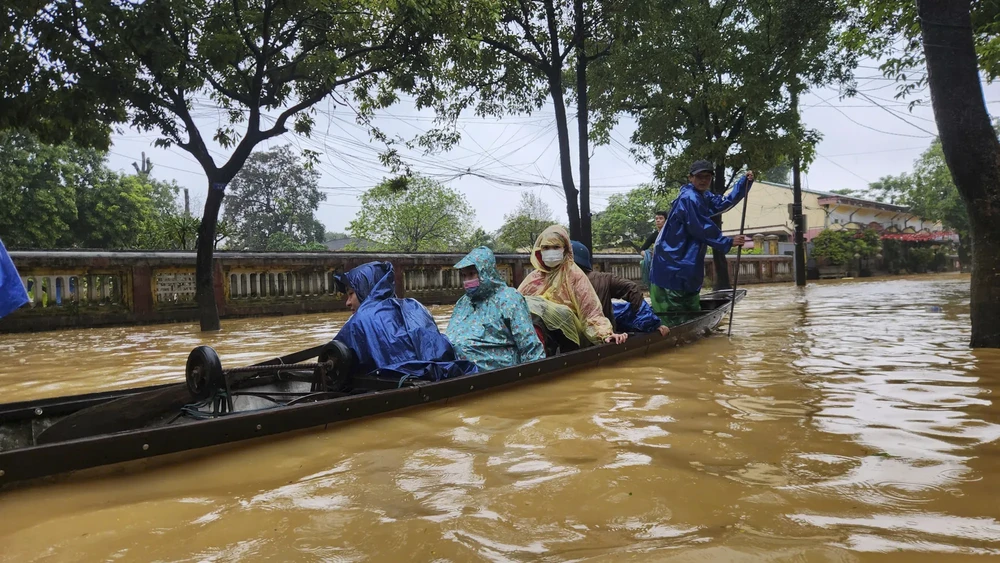Mưa lũ ở miền Trung hồi tháng 10. Ảnh: PLO