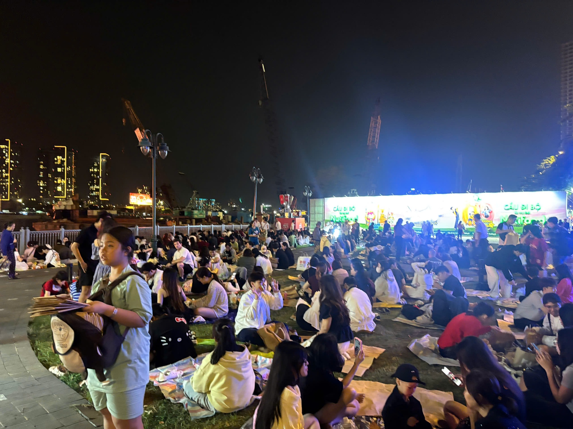 Đêm 31/12: Khách Tây tưng bừng đón năm mới tại TP.HCM, giới trẻ đổ xô đến xem pháo hoa ở view triệu đô bên bờ sông Sài Gòn- Ảnh 2.