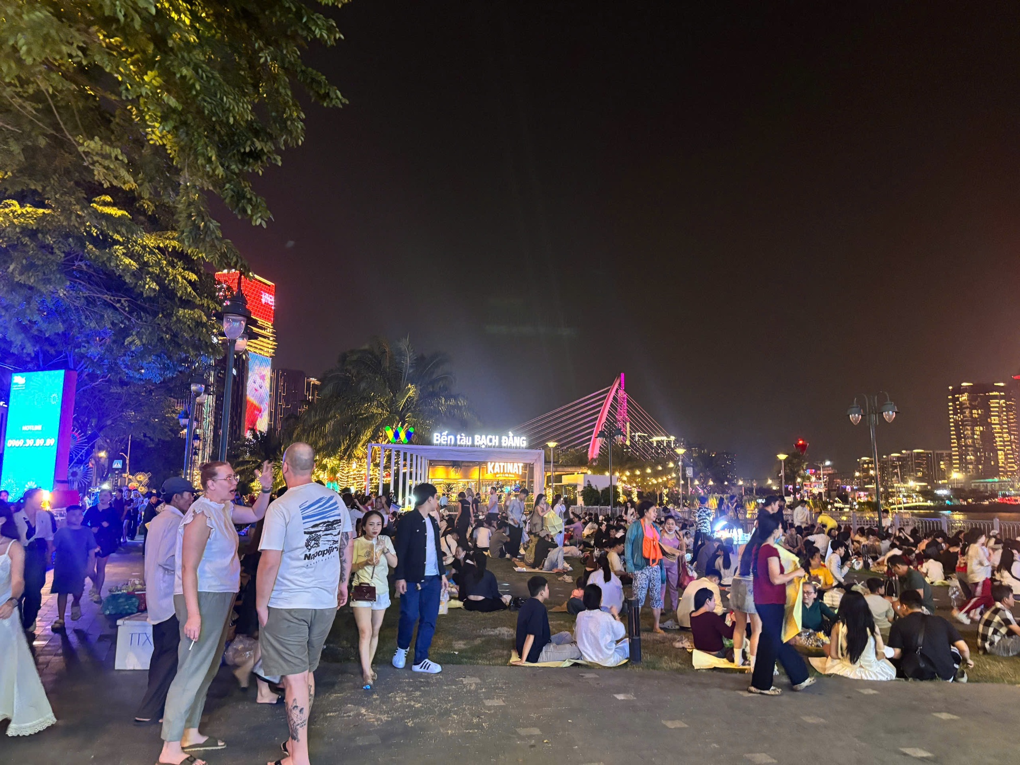 Đêm 31/12: Khách Tây tưng bừng đón năm mới tại TP.HCM, giới trẻ đổ xô đến xem pháo hoa ở view triệu đô bên bờ sông Sài Gòn- Ảnh 3.