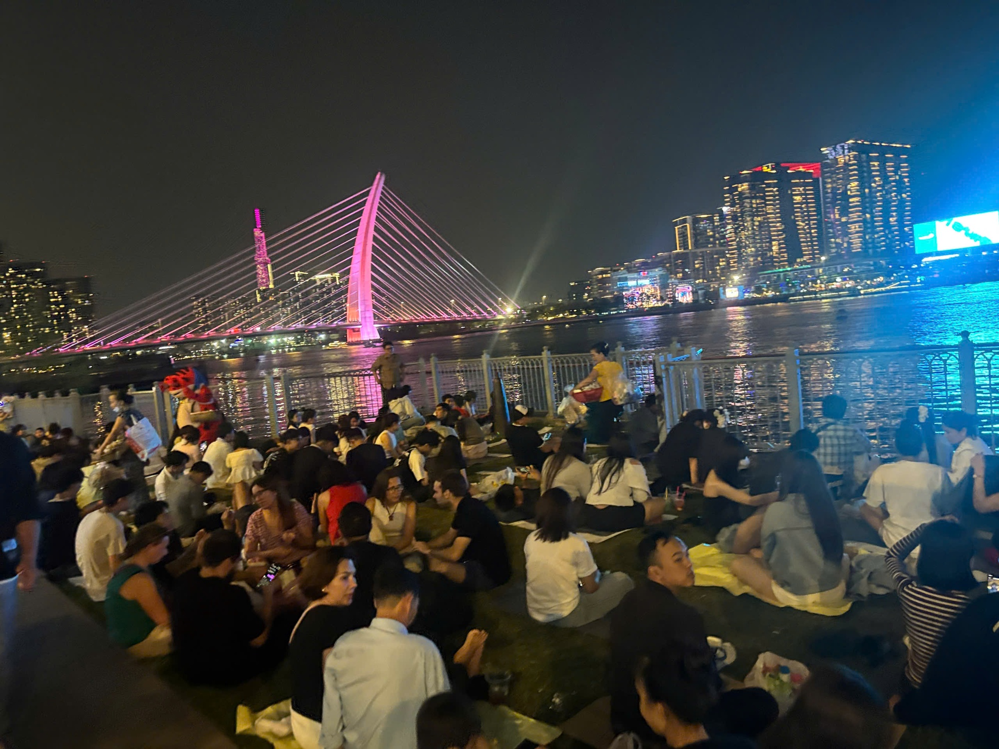 Đêm 31/12: Khách Tây tưng bừng đón năm mới tại TP.HCM, giới trẻ đổ xô đến xem pháo hoa ở view triệu đô bên bờ sông Sài Gòn- Ảnh 4.