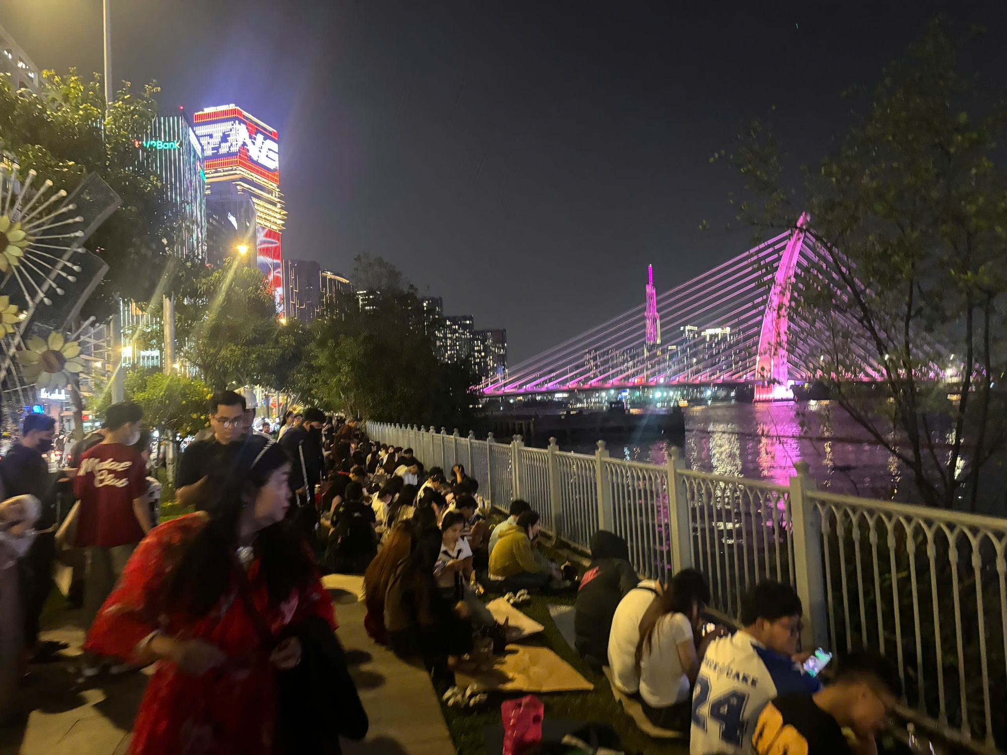 Đêm 31/12: Khách Tây tưng bừng đón năm mới tại TP.HCM, giới trẻ đổ xô đến xem pháo hoa ở view triệu đô bên bờ sông Sài Gòn- Ảnh 5.