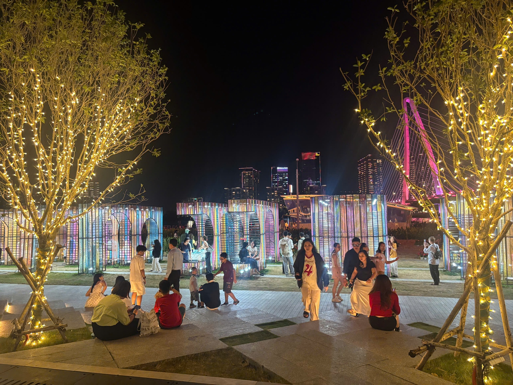 Đêm 31/12: Khách Tây tưng bừng đón năm mới tại TP.HCM, giới trẻ đổ xô đến xem pháo hoa ở view triệu đô bên bờ sông Sài Gòn- Ảnh 6.