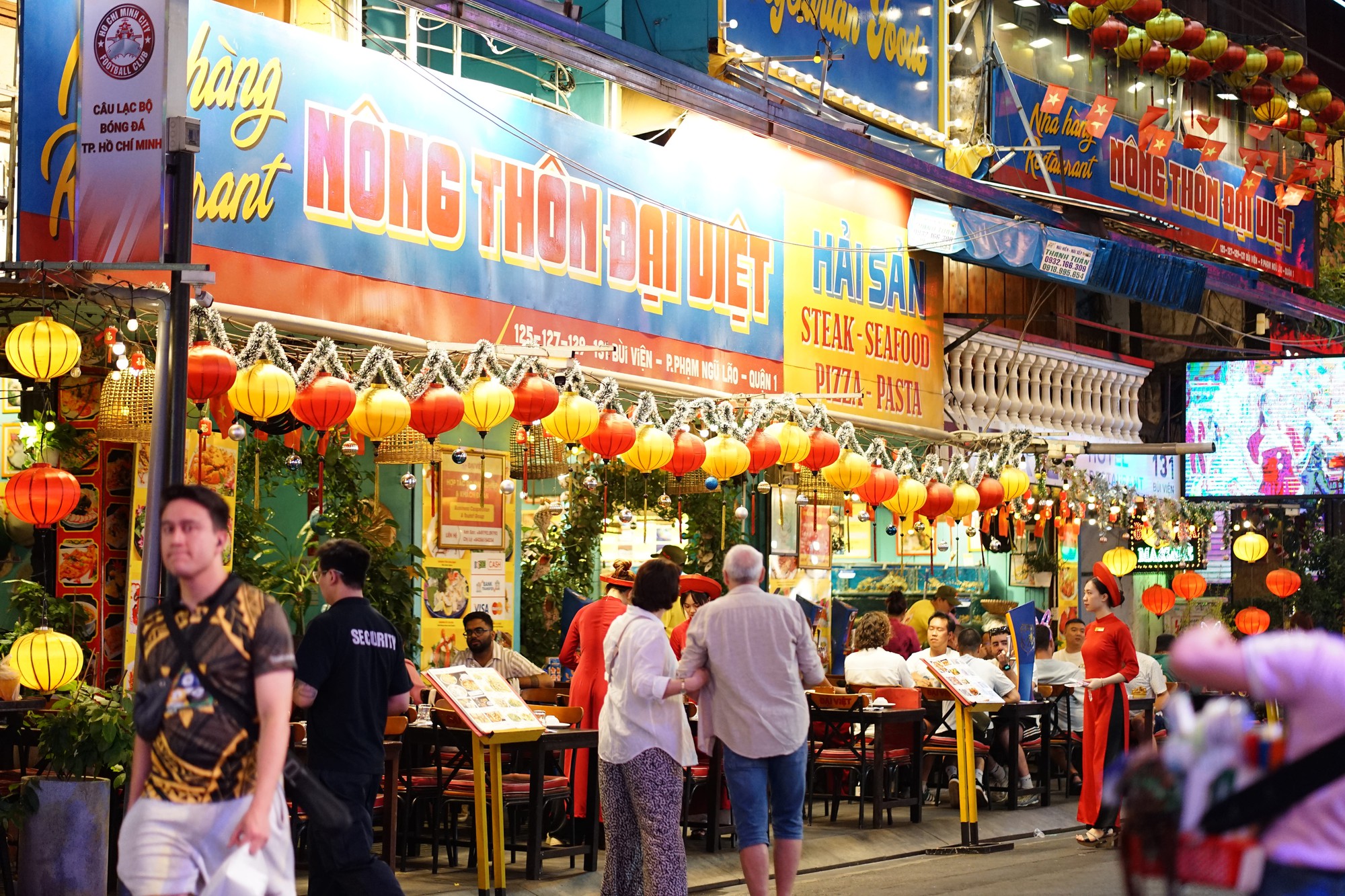 Đêm 31/12: Khách Tây tưng bừng đón năm mới tại TP.HCM, giới trẻ đổ xô đến xem pháo hoa ở view triệu đô bên bờ sông Sài Gòn- Ảnh 7.