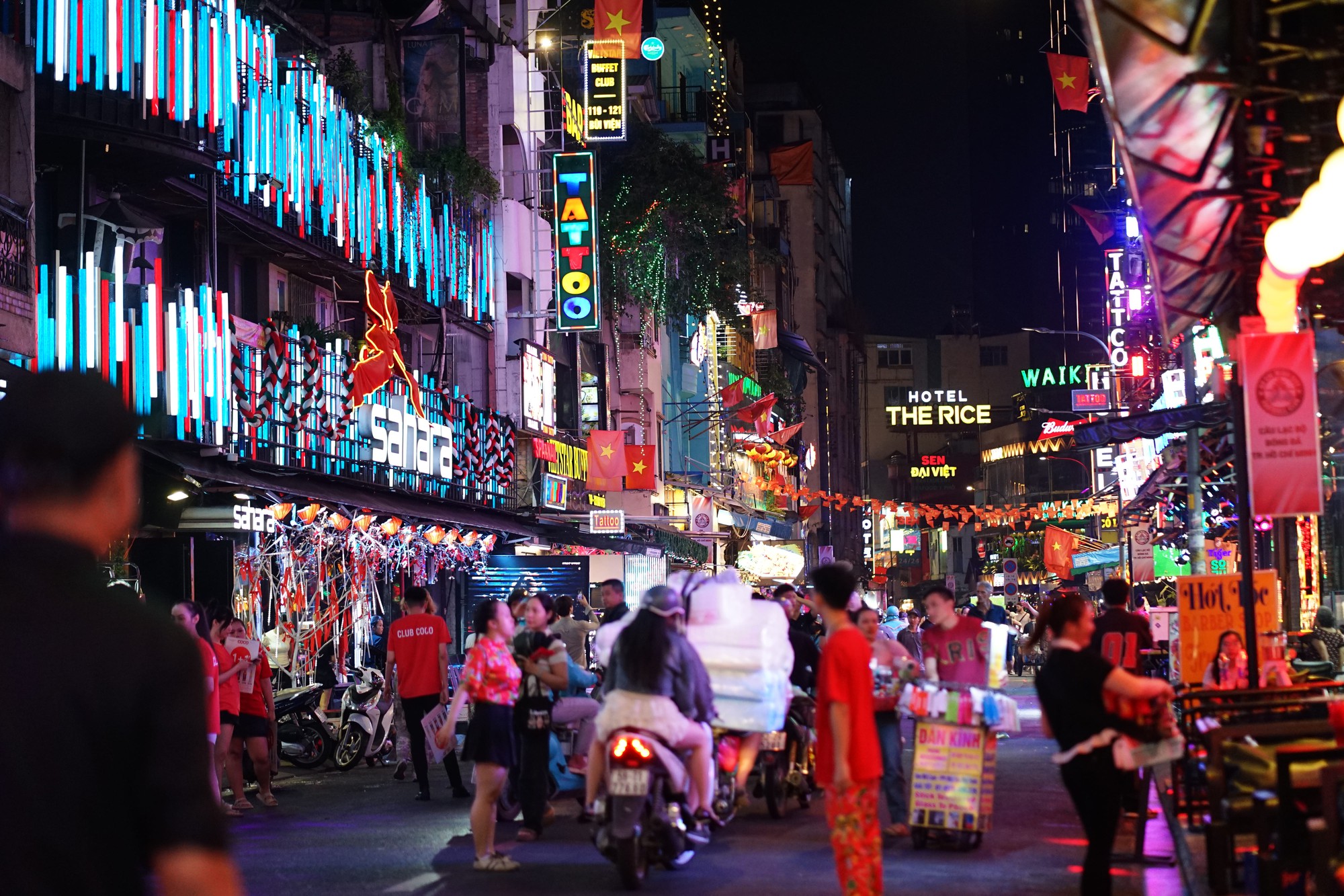 Đêm 31/12: Khách Tây tưng bừng đón năm mới tại TP.HCM, giới trẻ đổ xô đến xem pháo hoa ở view triệu đô bên bờ sông Sài Gòn- Ảnh 8.