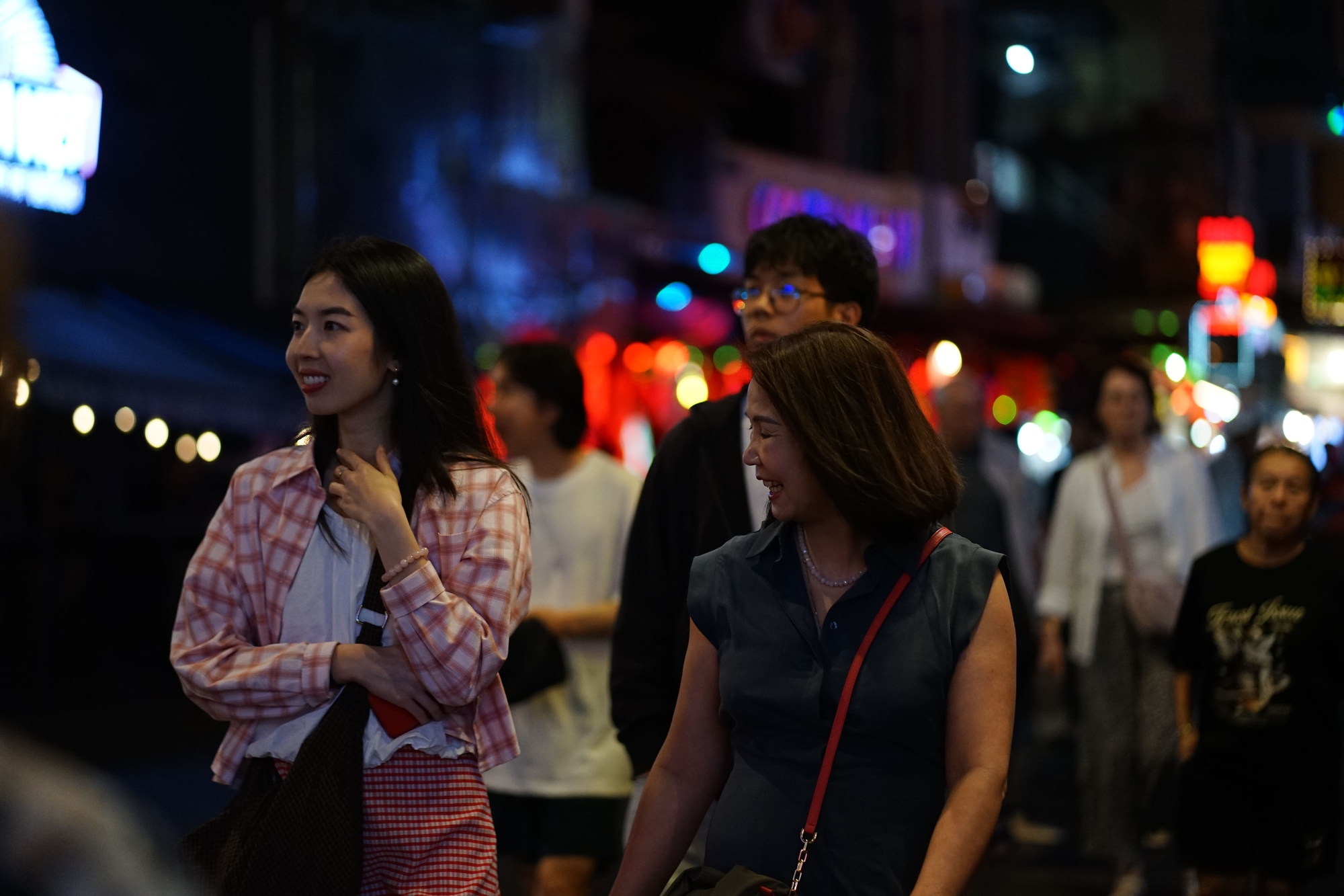 Đêm 31/12: Khách Tây tưng bừng đón năm mới tại TP.HCM, giới trẻ đổ xô đến xem pháo hoa ở view triệu đô bên bờ sông Sài Gòn- Ảnh 9.