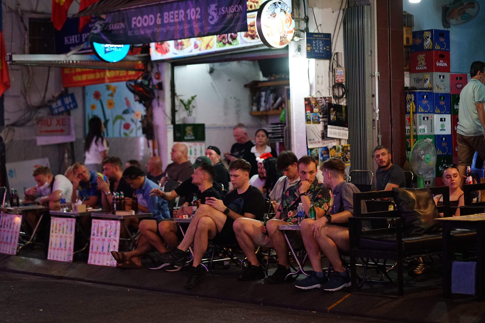 Đêm 31/12: Khách Tây tưng bừng đón năm mới tại TP.HCM, giới trẻ đổ xô đến xem pháo hoa ở view triệu đô bên bờ sông Sài Gòn- Ảnh 10.