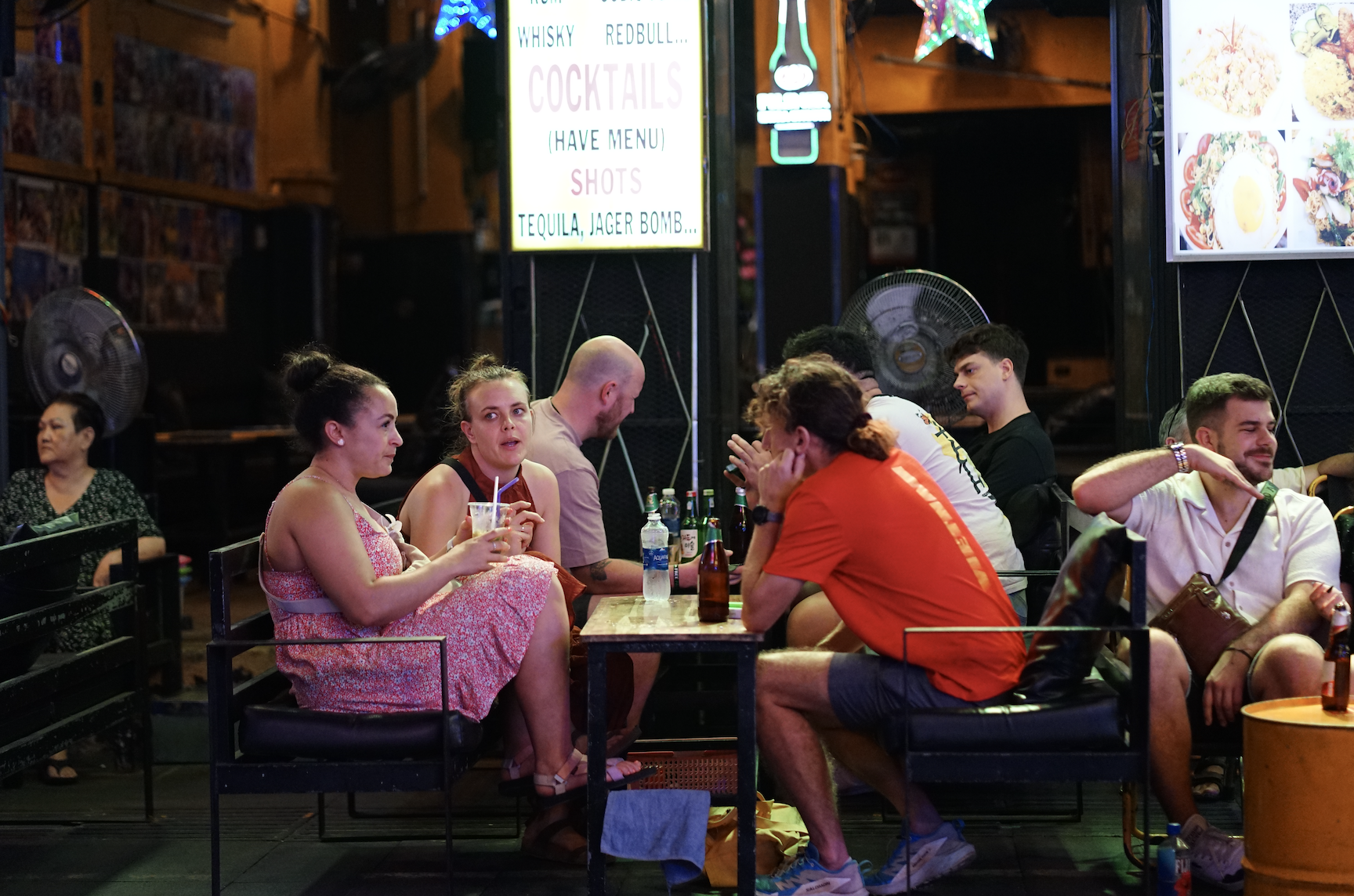 Đêm 31/12: Khách Tây tưng bừng đón năm mới tại TP.HCM, giới trẻ đổ xô đến xem pháo hoa ở view triệu đô bên bờ sông Sài Gòn- Ảnh 12.