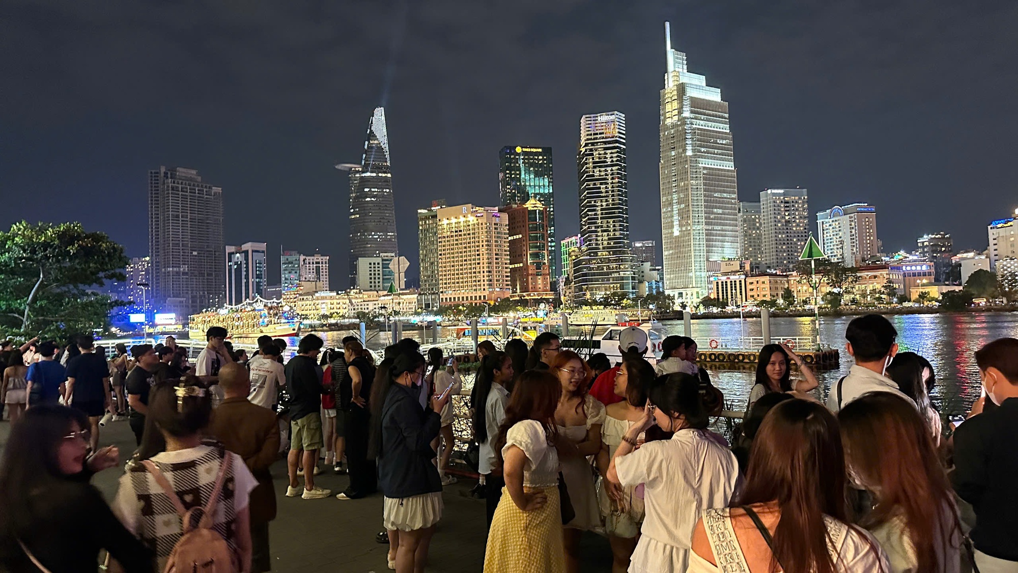 Đêm 31/12: Khách Tây tưng bừng đón năm mới tại TP.HCM, giới trẻ đổ xô đến xem pháo hoa ở view triệu đô bên bờ sông Sài Gòn- Ảnh 13.