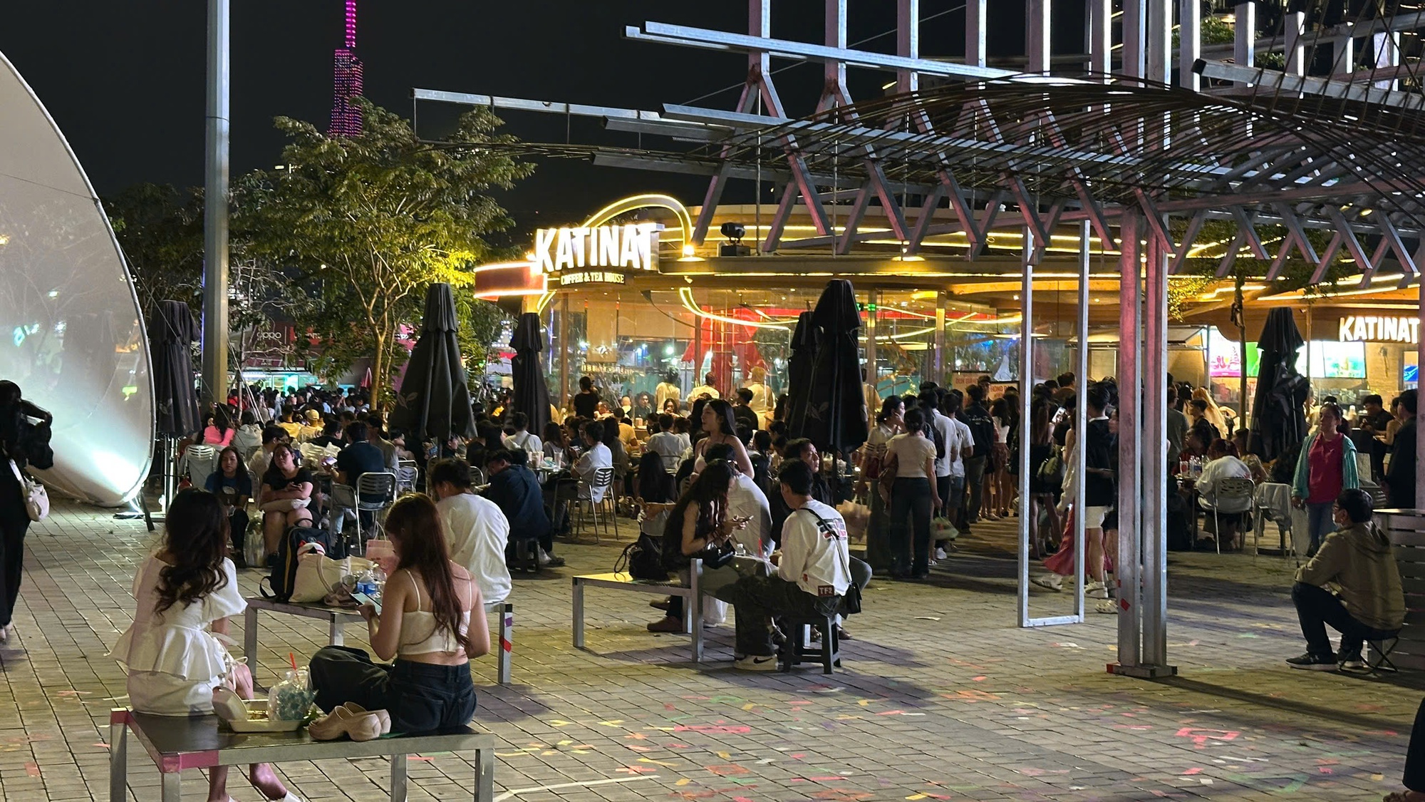 Đêm 31/12: Khách Tây tưng bừng đón năm mới tại TP.HCM, giới trẻ đổ xô đến xem pháo hoa ở view triệu đô bên bờ sông Sài Gòn- Ảnh 14.