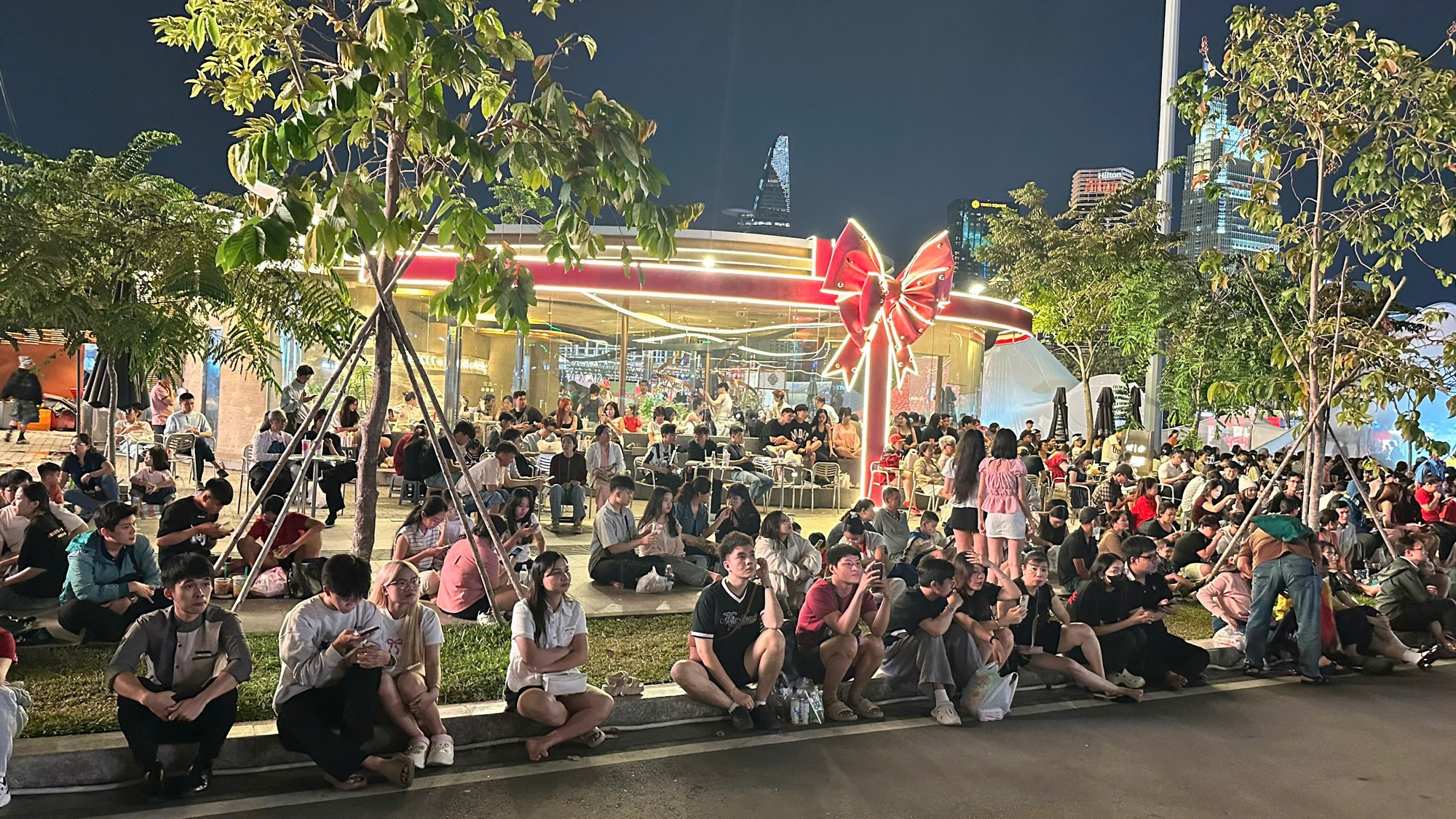 Đêm 31/12: Khách Tây tưng bừng đón năm mới tại TP.HCM, giới trẻ đổ xô đến xem pháo hoa ở view triệu đô bên bờ sông Sài Gòn- Ảnh 16.