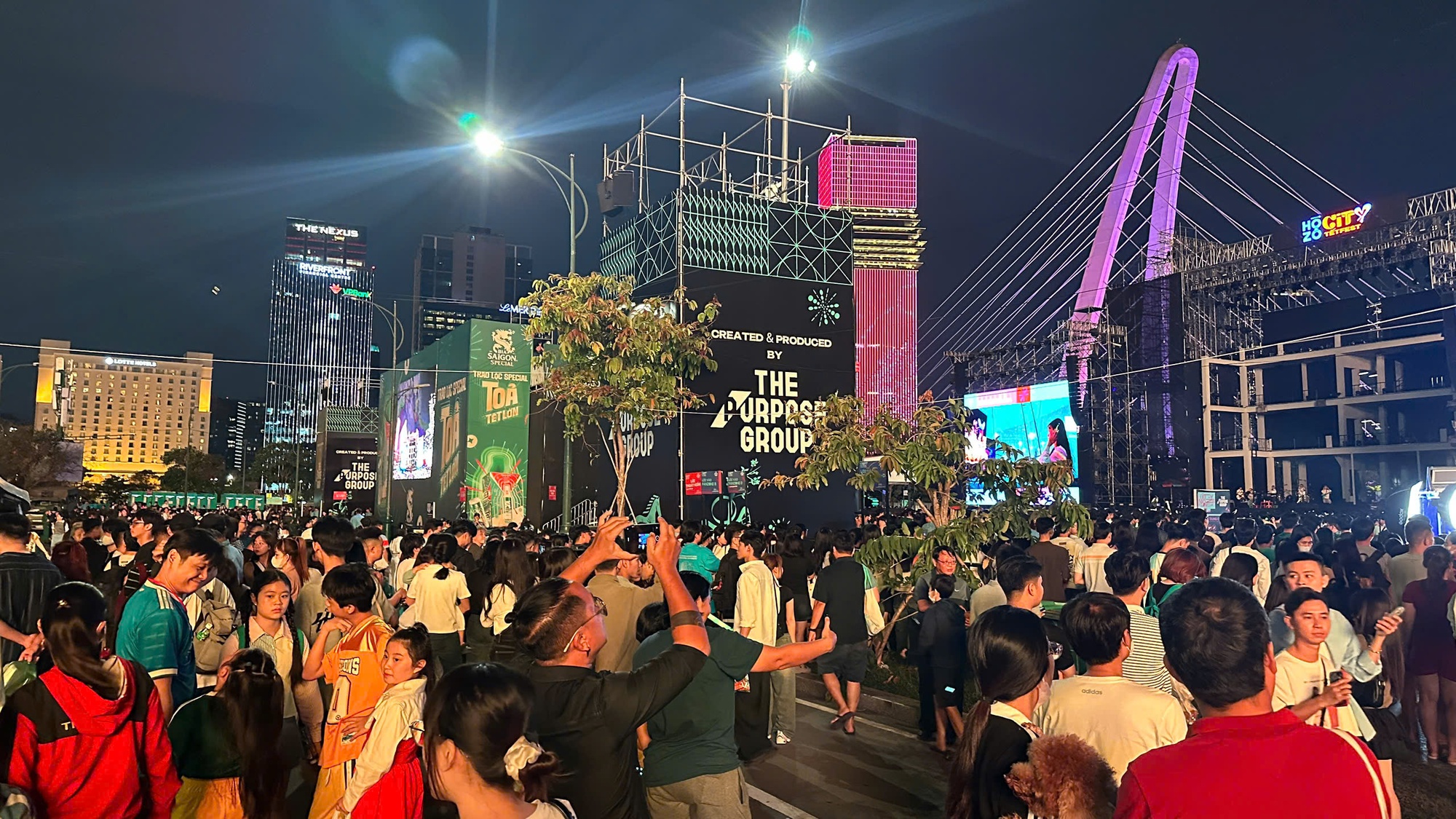 Đêm 31/12: Khách Tây tưng bừng đón năm mới tại TP.HCM, giới trẻ đổ xô đến xem pháo hoa ở view triệu đô bên bờ sông Sài Gòn- Ảnh 15.