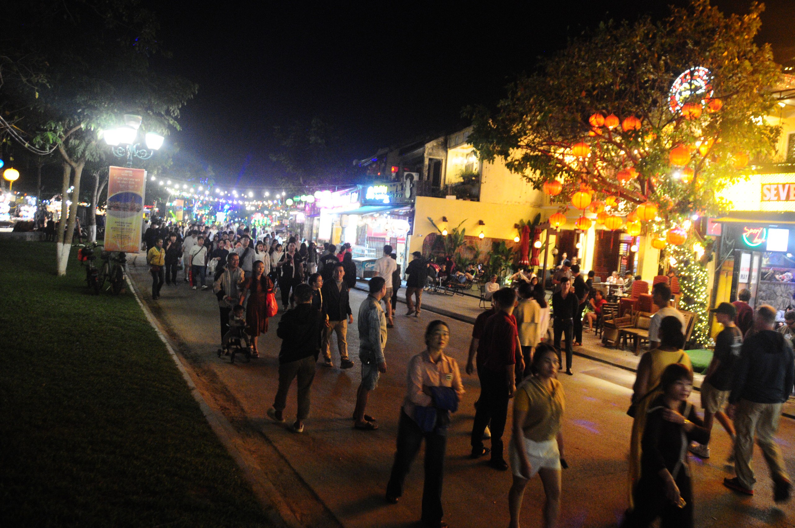 Khách du lịch 'vây' phố cổ Hội An cùng đếm ngược chào năm mới 2025 - Ảnh 5.