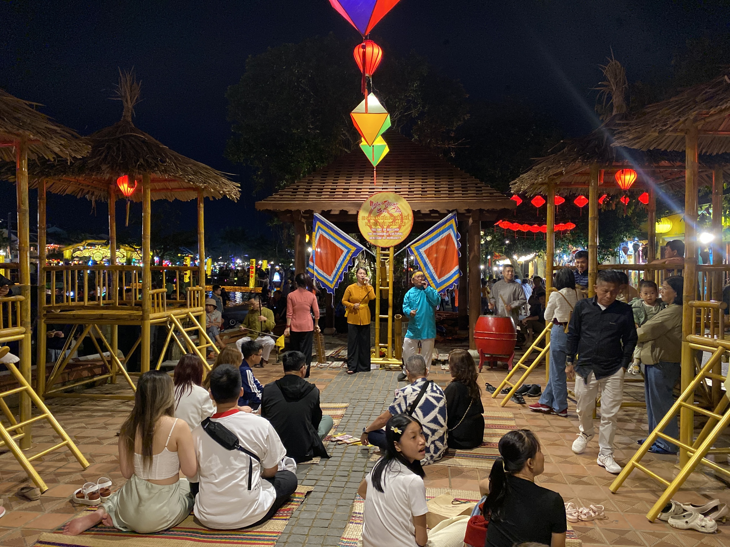 Khách du lịch 'vây' phố cổ Hội An cùng đếm ngược chào năm mới 2025 - Ảnh 9.